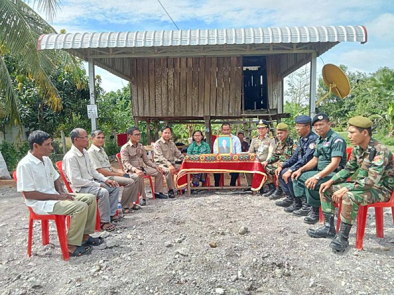 លោក អ៊ីង ស៊ីណាត តំណាងលោកឧត្ដមសេនីយ៍ទោ សិទ្ធិ ឡោះ បាននាំយកថវិកា ចំនួន ៨,០០០,០០០ រៀល ប្រគល់ជូនគ្រួសារសពសមាជិកសមាគអតីតយុទ្ធជនកម្ពុជា - Image 5