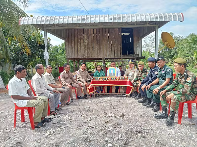 លោក អ៊ីង ស៊ីណាត តំណាងលោកឧត្ដមសេនីយ៍ទោ សិទ្ធិ ឡោះ បាននាំយកថវិកា ចំនួន ៨,០០០,០០០ រៀល ប្រគល់ជូនគ្រួសារសពសមាជិកសមាគអតីតយុទ្ធជនកម្ពុជា - Image 5