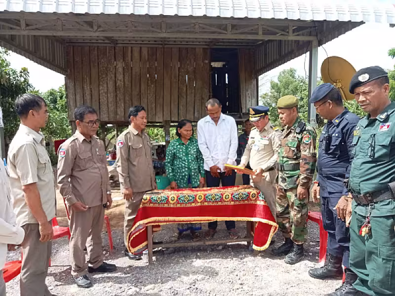 លោក អ៊ីង ស៊ីណាត តំណាងលោកឧត្ដមសេនីយ៍ទោ សិទ្ធិ ឡោះ បាននាំយកថវិកា ចំនួន ៨,០០០,០០០ រៀល ប្រគល់ជូនគ្រួសារសពសមាជិកសមាគអតីតយុទ្ធជនកម្ពុជា - Image 6