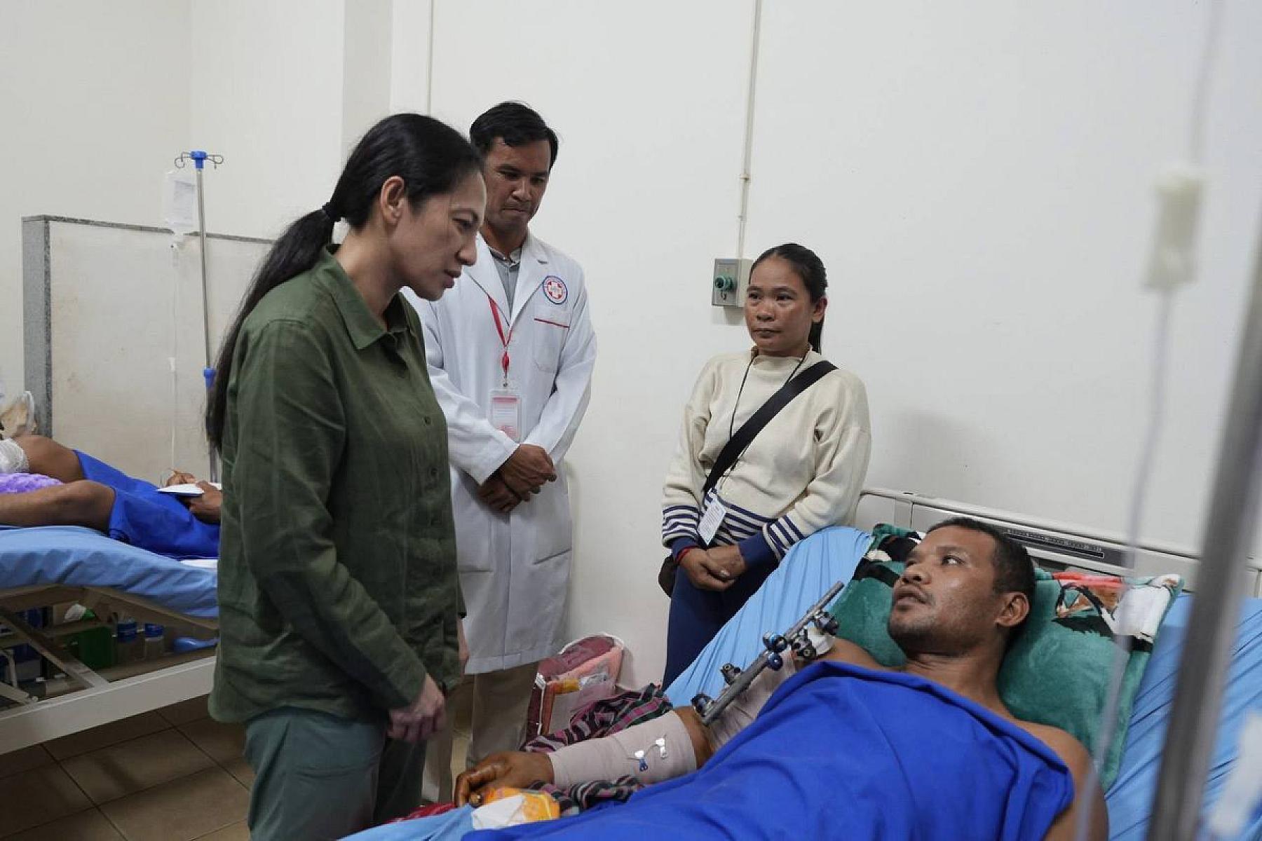 លោកជំទាវបណ្ឌិត ពេជ ចន្ទមុន្នី ហ៊ុន ម៉ាណែត ស្ត្រីទីមួយនៃកម្ពុជា បានដឹកនាំក្រុមការងារចុះសួរសុខទុក្ខកងទ័ពរងរបួស ដែលសម្រាកព្យាបាលនៅមន្ទីរពេទ្យភូមិភាគទី៤