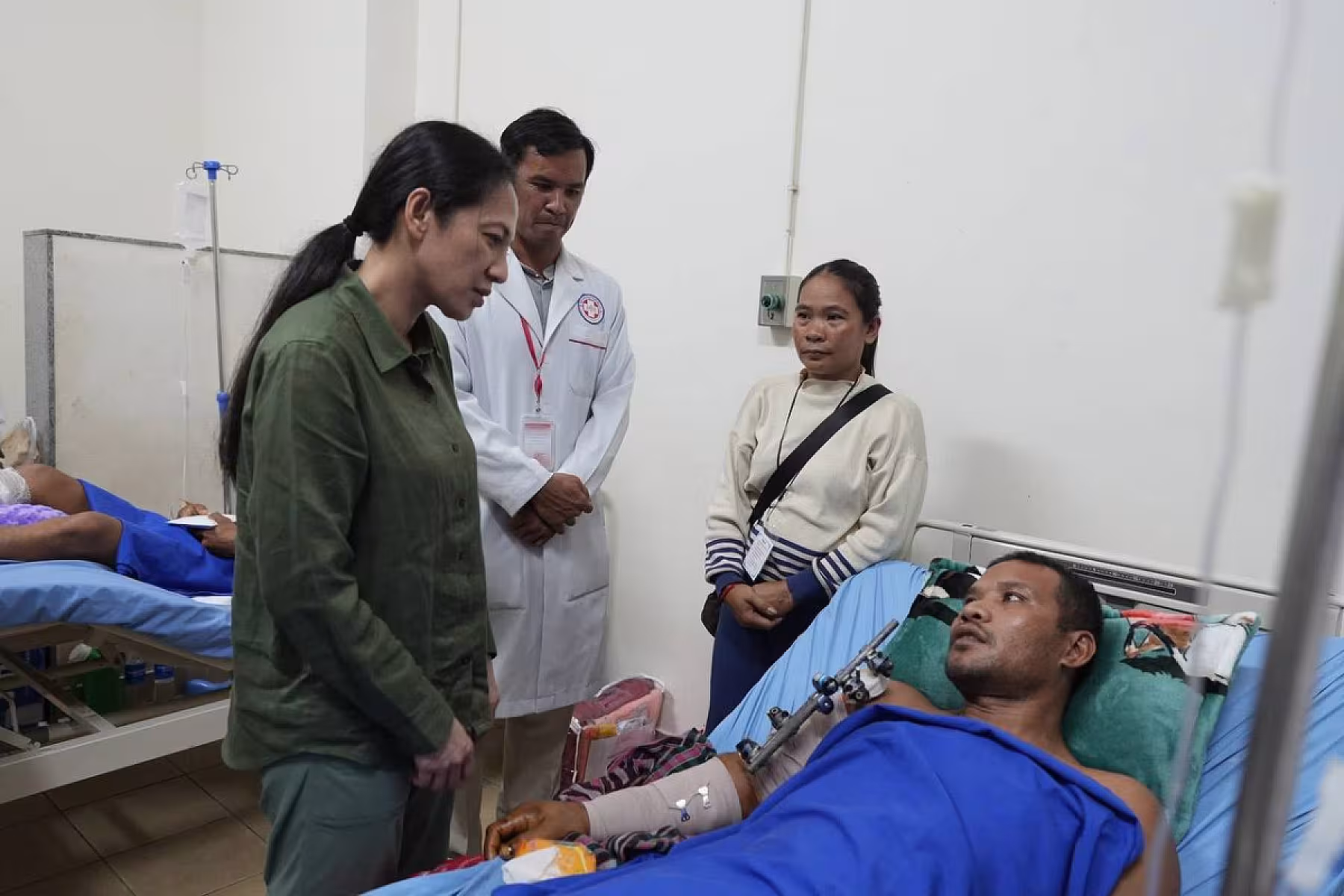 លោកជំទាវបណ្ឌិត ពេជ ចន្ទមុន្នី ហ៊ុន ម៉ាណែត ស្ត្រីទីមួយនៃកម្ពុជា បានដឹកនាំក្រុមការងារចុះសួរសុខទុក្ខកងទ័ពរងរបួស ដែលសម្រាកព្យាបាលនៅមន្ទីរពេទ្យភូមិភាគទី៤