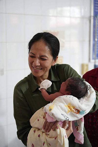 លោកជំទាវបណ្ឌិត ពេជ ចន្ទមុន្នី ហ៊ុន ម៉ាណែត ស្ត្រីទីមួយនៃកម្ពុជា បានដឹកនាំក្រុមការងារចុះសួរសុខទុក្ខកងទ័ពរងរបួស ដែលសម្រាកព្យាបាលនៅមន្ទីរពេទ្យភូមិភាគទី៤ - Image 2