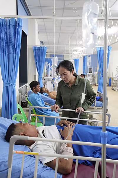 លោកជំទាវបណ្ឌិត ពេជ ចន្ទមុន្នី ហ៊ុន ម៉ាណែត ស្ត្រីទីមួយនៃកម្ពុជា បានដឹកនាំក្រុមការងារចុះសួរសុខទុក្ខកងទ័ពរងរបួស ដែលសម្រាកព្យាបាលនៅមន្ទីរពេទ្យភូមិភាគទី៤ - Image 3