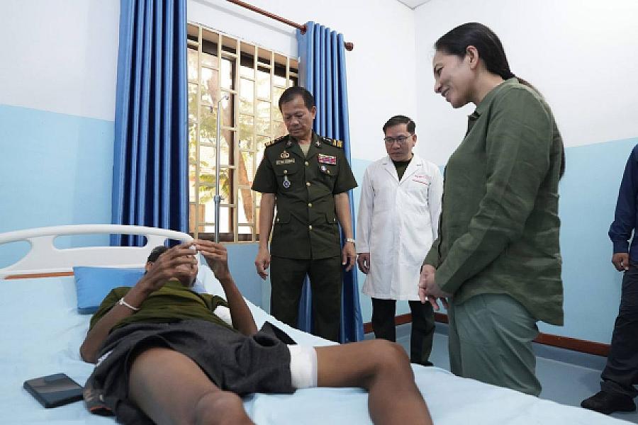 លោកជំទាវបណ្ឌិត ពេជ ចន្ទមុន្នី ហ៊ុន ម៉ាណែត ស្ត្រីទីមួយនៃកម្ពុជា បានដឹកនាំក្រុមការងារចុះសួរសុខទុក្ខកងទ័ពរងរបួស ដែលសម្រាកព្យាបាលនៅមន្ទីរពេទ្យភូមិភាគទី៤ - Image 4