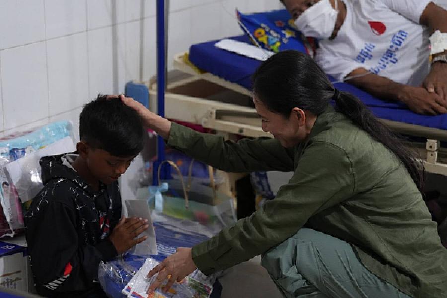 លោកជំទាវបណ្ឌិត ពេជ ចន្ទមុន្នី ហ៊ុន ម៉ាណែត ស្ត្រីទីមួយនៃកម្ពុជា បានដឹកនាំក្រុមការងារចុះសួរសុខទុក្ខកងទ័ពរងរបួស ដែលសម្រាកព្យាបាលនៅមន្ទីរពេទ្យភូមិភាគទី៤ - Image 5