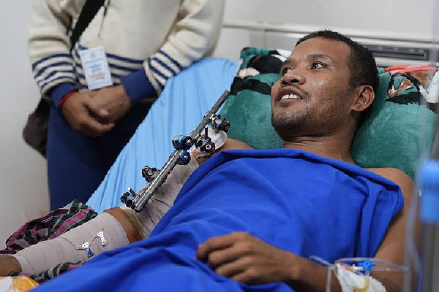 លោកជំទាវបណ្ឌិត ពេជ ចន្ទមុន្នី ហ៊ុន ម៉ាណែត ស្ត្រីទីមួយនៃកម្ពុជា បានដឹកនាំក្រុមការងារចុះសួរសុខទុក្ខកងទ័ពរងរបួស ដែលសម្រាកព្យាបាលនៅមន្ទីរពេទ្យភូមិភាគទី៤ - Image 6