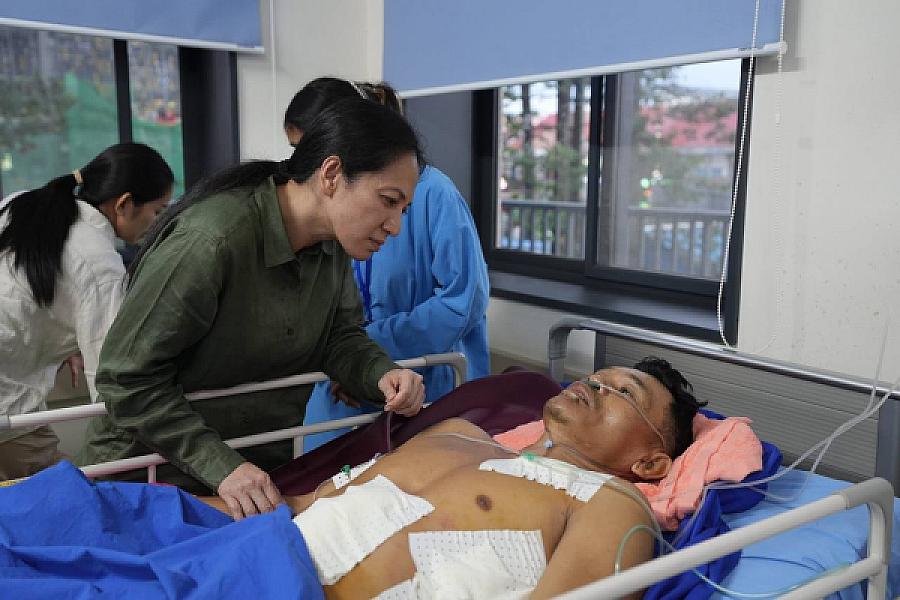 លោកជំទាវបណ្ឌិត ពេជ ចន្ទមុន្នី ហ៊ុន ម៉ាណែត ស្ត្រីទីមួយនៃកម្ពុជា បានដឹកនាំក្រុមការងារចុះសួរសុខទុក្ខកងទ័ពរងរបួស ដែលសម្រាកព្យាបាលនៅមន្ទីរពេទ្យភូមិភាគទី៤ - Image 8