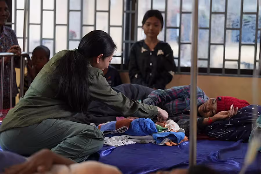 លោកជំទាវបណ្ឌិត ពេជ ចន្ទមុន្នី ហ៊ុន ម៉ាណែត ស្ត្រីទីមួយនៃកម្ពុជា បានដឹកនាំក្រុមការងារចុះសួរសុខទុក្ខកងទ័ពរងរបួស ដែលសម្រាកព្យាបាលនៅមន្ទីរពេទ្យភូមិភាគទី៤ - Image 9