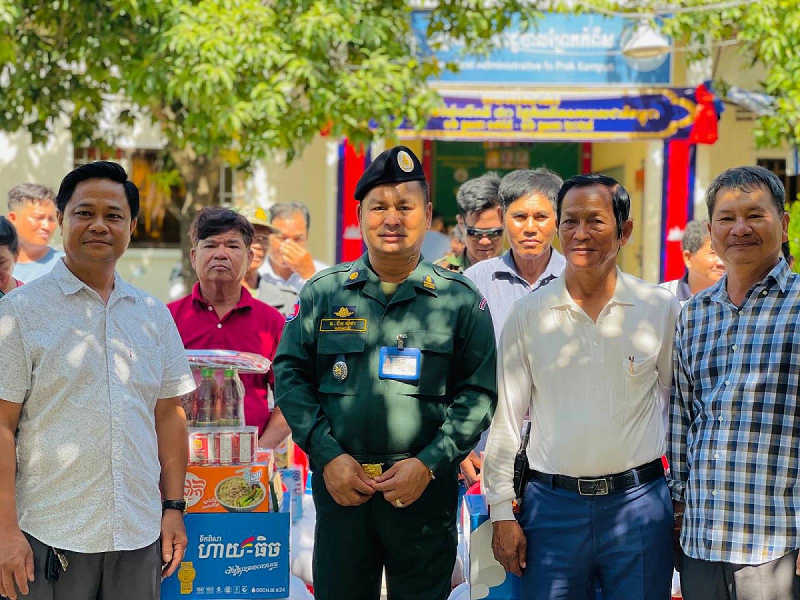 លោកវរសេនីយ៍ឯក ជឹម ស៊ីថា និង ឧត្តមសេនីយ៍ឯក ជួន ណារិន្ បានឧបត្ថម្ភនូវគ្រឿងឧបភោគ បរិភោគមួយចំនួន ព្រមទាំងថវិកាក្នុងម្នាក់ៗ ចំនួន ២០.០០០ រៀល(ពីរម៉ឺនរៀល)