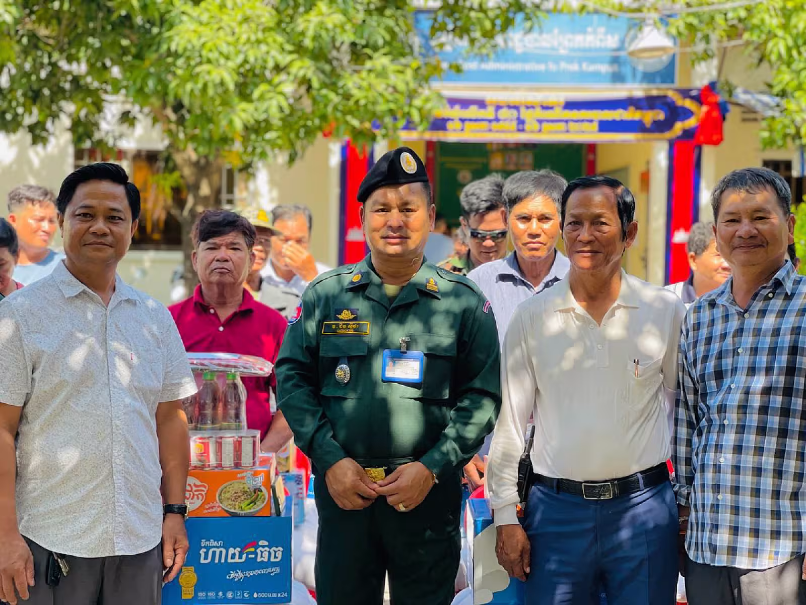 លោកវរសេនីយ៍ឯក ជឹម ស៊ីថា និង ឧត្តមសេនីយ៍ឯក ជួន ណារិន្ បានឧបត្ថម្ភនូវគ្រឿងឧបភោគ បរិភោគមួយចំនួន ព្រមទាំងថវិកាក្នុងម្នាក់ៗ ចំនួន ២០.០០០ រៀល(ពីរម៉ឺនរៀល)