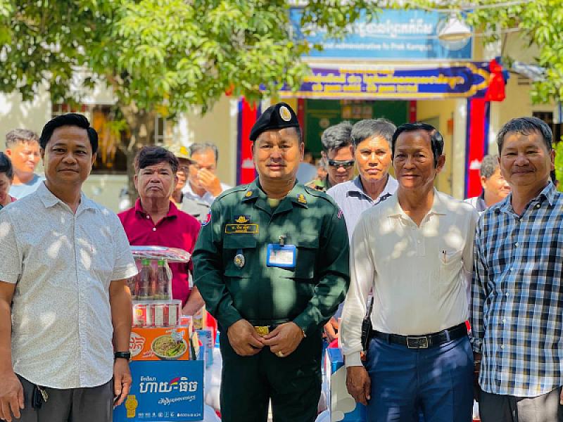 លោកវរសេនីយ៍ឯក ជឹម ស៊ីថា និង ឧត្តមសេនីយ៍ឯក ជួន ណារិន្ បានឧបត្ថម្ភនូវគ្រឿងឧបភោគ បរិភោគមួយចំនួន ព្រមទាំងថវិកាក្នុងម្នាក់ៗ ចំនួន ២០.០០០ រៀល(ពីរម៉ឺនរៀល)