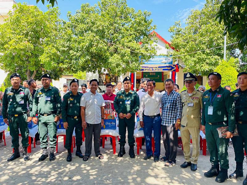 លោកវរសេនីយ៍ឯក ជឹម ស៊ីថា និង ឧត្តមសេនីយ៍ឯក ជួន ណារិន្ បានឧបត្ថម្ភនូវគ្រឿងឧបភោគ បរិភោគមួយចំនួន ព្រមទាំងថវិកាក្នុងម្នាក់ៗ ចំនួន ២០.០០០ រៀល(ពីរម៉ឺនរៀល) - Image 2