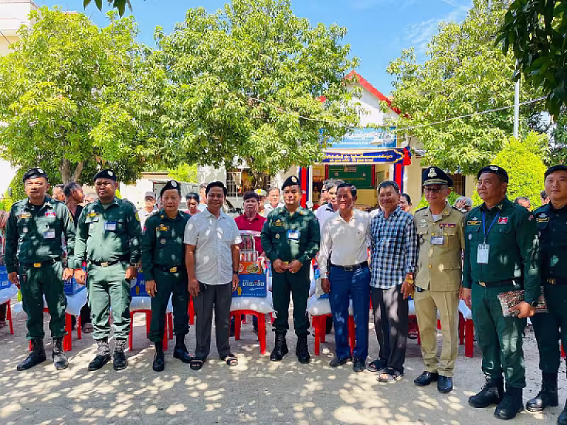 លោកវរសេនីយ៍ឯក ជឹម ស៊ីថា និង ឧត្តមសេនីយ៍ឯក ជួន ណារិន្ បានឧបត្ថម្ភនូវគ្រឿងឧបភោគ បរិភោគមួយចំនួន ព្រមទាំងថវិកាក្នុងម្នាក់ៗ ចំនួន ២០.០០០ រៀល(ពីរម៉ឺនរៀល) - Image 2