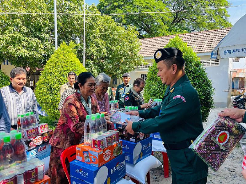 លោកវរសេនីយ៍ឯក ជឹម ស៊ីថា និង ឧត្តមសេនីយ៍ឯក ជួន ណារិន្ បានឧបត្ថម្ភនូវគ្រឿងឧបភោគ បរិភោគមួយចំនួន ព្រមទាំងថវិកាក្នុងម្នាក់ៗ ចំនួន ២០.០០០ រៀល(ពីរម៉ឺនរៀល) - Image 3