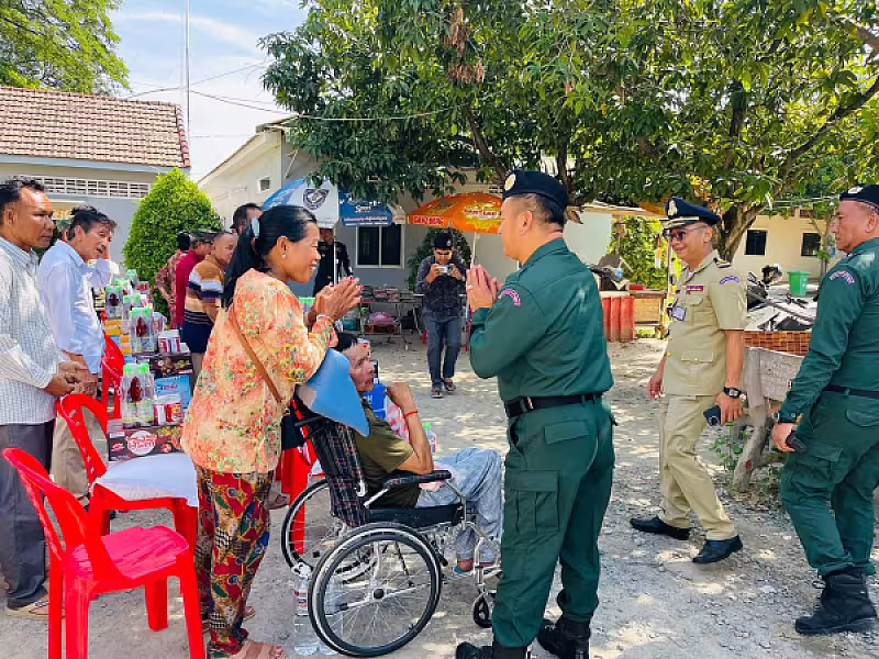 លោកវរសេនីយ៍ឯក ជឹម ស៊ីថា និង ឧត្តមសេនីយ៍ឯក ជួន ណារិន្ បានឧបត្ថម្ភនូវគ្រឿងឧបភោគ បរិភោគមួយចំនួន ព្រមទាំងថវិកាក្នុងម្នាក់ៗ ចំនួន ២០.០០០ រៀល(ពីរម៉ឺនរៀល) - Image 4