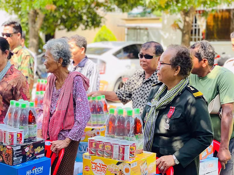 លោកវរសេនីយ៍ឯក ជឹម ស៊ីថា និង ឧត្តមសេនីយ៍ឯក ជួន ណារិន្ បានឧបត្ថម្ភនូវគ្រឿងឧបភោគ បរិភោគមួយចំនួន ព្រមទាំងថវិកាក្នុងម្នាក់ៗ ចំនួន ២០.០០០ រៀល(ពីរម៉ឺនរៀល) - Image 5