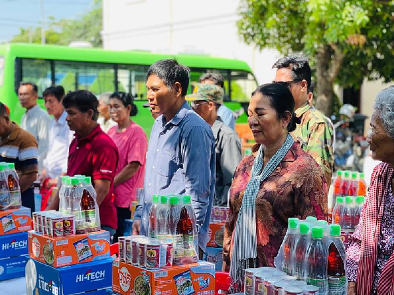 លោកវរសេនីយ៍ឯក ជឹម ស៊ីថា និង ឧត្តមសេនីយ៍ឯក ជួន ណារិន្ បានឧបត្ថម្ភនូវគ្រឿងឧបភោគ បរិភោគមួយចំនួន ព្រមទាំងថវិកាក្នុងម្នាក់ៗ ចំនួន ២០.០០០ រៀល(ពីរម៉ឺនរៀល) - Image 6