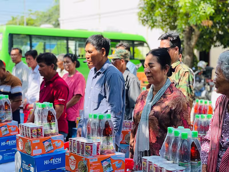 លោកវរសេនីយ៍ឯក ជឹម ស៊ីថា និង ឧត្តមសេនីយ៍ឯក ជួន ណារិន្ បានឧបត្ថម្ភនូវគ្រឿងឧបភោគ បរិភោគមួយចំនួន ព្រមទាំងថវិកាក្នុងម្នាក់ៗ ចំនួន ២០.០០០ រៀល(ពីរម៉ឺនរៀល) - Image 6