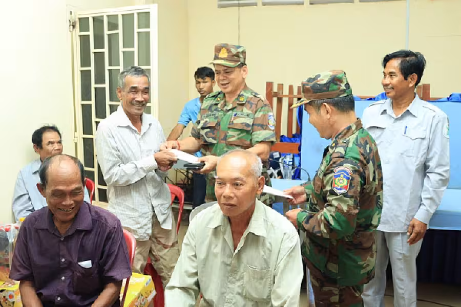 លោកឧត្តមសេនីយ៍ត្រី ជួន សុភ័ក្រ មេបញ្ជាការតំបន់ប្រតិបត្តិការសឹករងកោះកុងបានដឹកនាំក្រុមការងារ ស.អ.ក ថ្នាក់ខេត្ត ស្រុក និងឃុំទាំង៦ នៃស្រុកស្រែអំបិល ចុះសួរសុខទុក្ខបងប្អូនអតីតយុទ្ធជន - Image 6