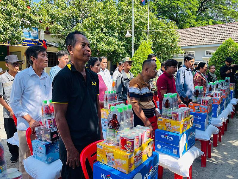 លោកវរសេនីយ៍ឯក ជឹម ស៊ីថា និង ឧត្តមសេនីយ៍ឯក ជួន ណារិន្ បានឧបត្ថម្ភនូវគ្រឿងឧបភោគ បរិភោគមួយចំនួន ព្រមទាំងថវិកាក្នុងម្នាក់ៗ ចំនួន ២០.០០០ រៀល(ពីរម៉ឺនរៀល) - Image 7