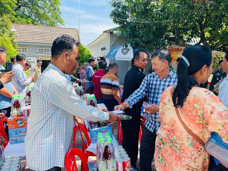 លោកវរសេនីយ៍ឯក ជឹម ស៊ីថា និង ឧត្តមសេនីយ៍ឯក ជួន ណារិន្ បានឧបត្ថម្ភនូវគ្រឿងឧបភោគ បរិភោគមួយចំនួន ព្រមទាំងថវិកាក្នុងម្នាក់ៗ ចំនួន ២០.០០០ រៀល(ពីរម៉ឺនរៀល) - Image 8