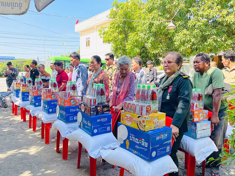 លោកវរសេនីយ៍ឯក ជឹម ស៊ីថា និង ឧត្តមសេនីយ៍ឯក ជួន ណារិន្ បានឧបត្ថម្ភនូវគ្រឿងឧបភោគ បរិភោគមួយចំនួន ព្រមទាំងថវិកាក្នុងម្នាក់ៗ ចំនួន ២០.០០០ រៀល(ពីរម៉ឺនរៀល) - Image 9