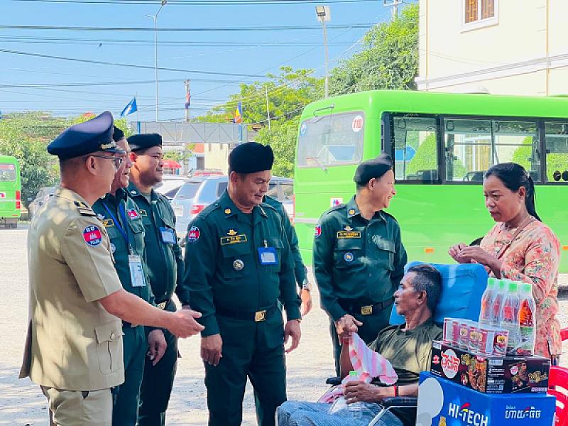 លោកវរសេនីយ៍ឯក ជឹម ស៊ីថា និង ឧត្តមសេនីយ៍ឯក ជួន ណារិន្ បានឧបត្ថម្ភនូវគ្រឿងឧបភោគ បរិភោគមួយចំនួន ព្រមទាំងថវិកាក្នុងម្នាក់ៗ ចំនួន ២០.០០០ រៀល(ពីរម៉ឺនរៀល) - Image 10