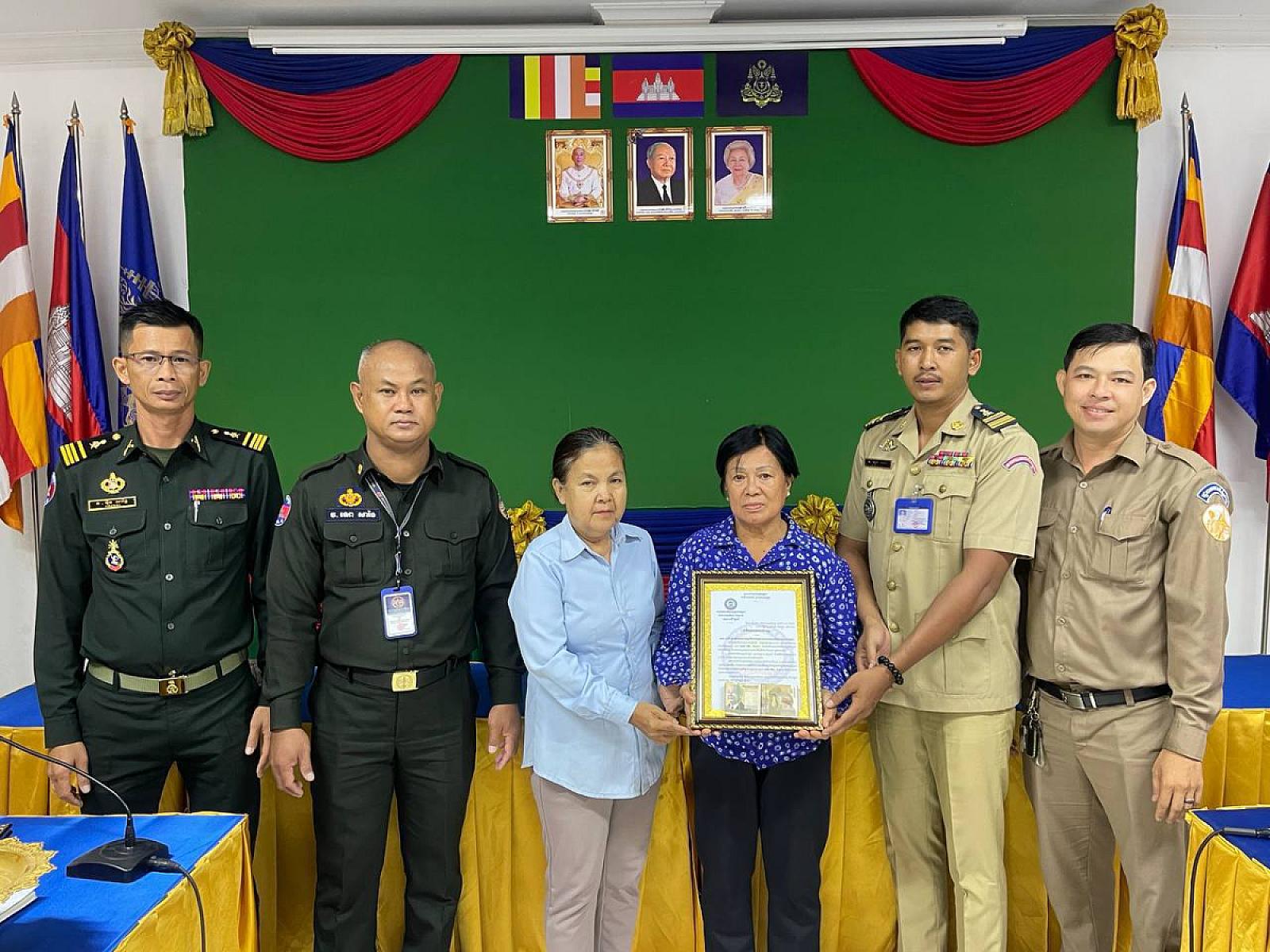 គណៈកម្មាធិការសមាគមអតីតយុទ្ធជនកម្ពុជារាជធានីភ្នំពេញ បានចុះសួរសុខទុក្ខប្រគល់ថវិកាបេឡាមរណសង្គ្រោះ ជូនគ្រួសារសពសមាជិកសមាគមចំនួន ១០គ្រួសារ