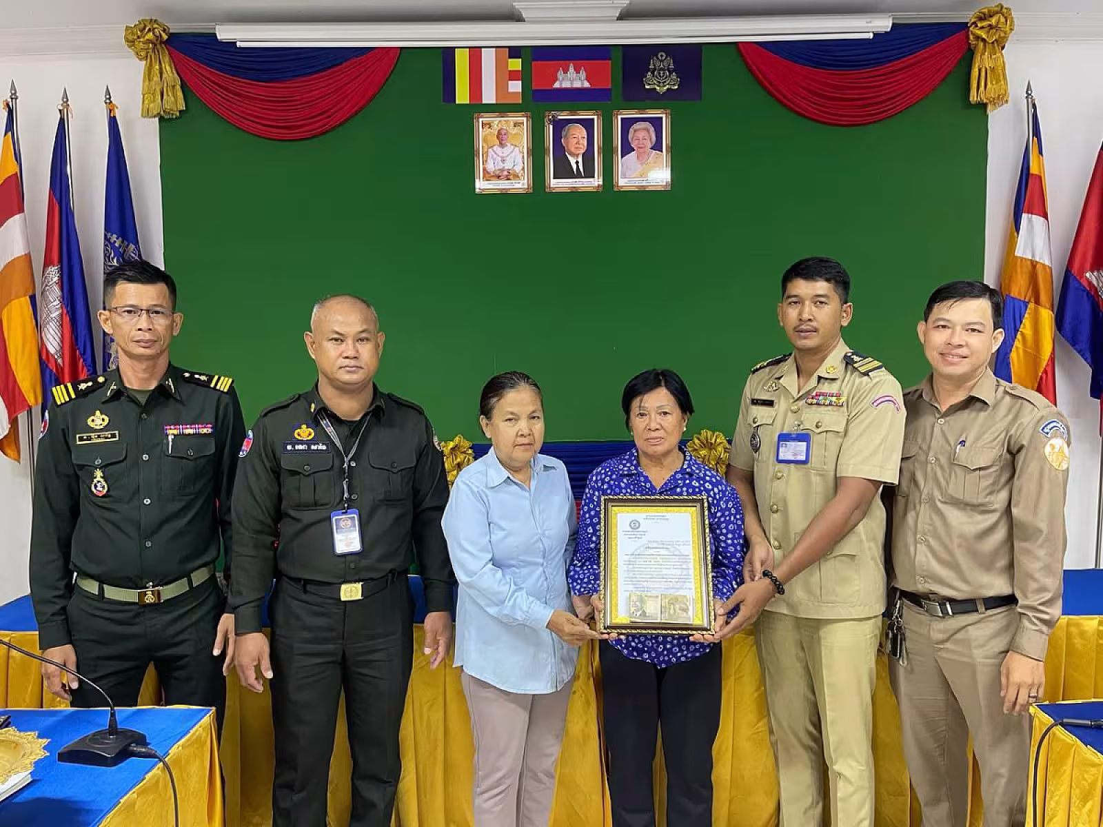 គណៈកម្មាធិការសមាគមអតីតយុទ្ធជនកម្ពុជារាជធានីភ្នំពេញ បានចុះសួរសុខទុក្ខប្រគល់ថវិកាបេឡាមរណសង្គ្រោះ ជូនគ្រួសារសពសមាជិកសមាគមចំនួន ១០គ្រួសារ