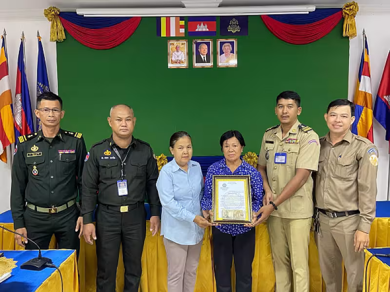 គណៈកម្មាធិការសមាគមអតីតយុទ្ធជនកម្ពុជារាជធានីភ្នំពេញ បានចុះសួរសុខទុក្ខប្រគល់ថវិកាបេឡាមរណសង្គ្រោះ ជូនគ្រួសារសពសមាជិកសមាគមចំនួន ១០គ្រួសារ