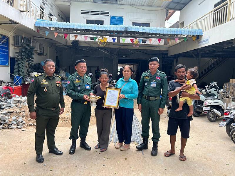 គណៈកម្មាធិការសមាគមអតីតយុទ្ធជនកម្ពុជារាជធានីភ្នំពេញ បានចុះសួរសុខទុក្ខប្រគល់ថវិកាបេឡាមរណសង្គ្រោះ ជូនគ្រួសារសពសមាជិកសមាគមចំនួន ១០គ្រួសារ - Image 4