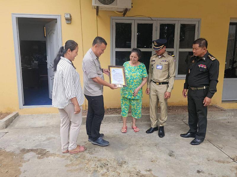 គណៈកម្មាធិការសមាគមអតីតយុទ្ធជនកម្ពុជារាជធានីភ្នំពេញ បានចុះសួរសុខទុក្ខប្រគល់ថវិកាបេឡាមរណសង្គ្រោះ ជូនគ្រួសារសពសមាជិកសមាគមចំនួន ១០គ្រួសារ - Image 6