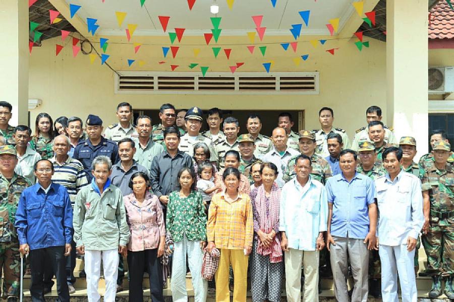 លោកឧត្តមសេនីយ៍ត្រី ជួន សុភ័ក្រ មេបញ្ជាការតំបន់ប្រតិបត្តិការសឹករងកោះកុងបានដឹកនាំក្រុមការងារ ស.អ.ក ថ្នាក់ខេត្ត ស្រុក និងឃុំទាំង៦ នៃស្រុកស្រែអំបិល ចុះសួរសុខទុក្ខបងប្អូនអតីតយុទ្ធជន - Image 7