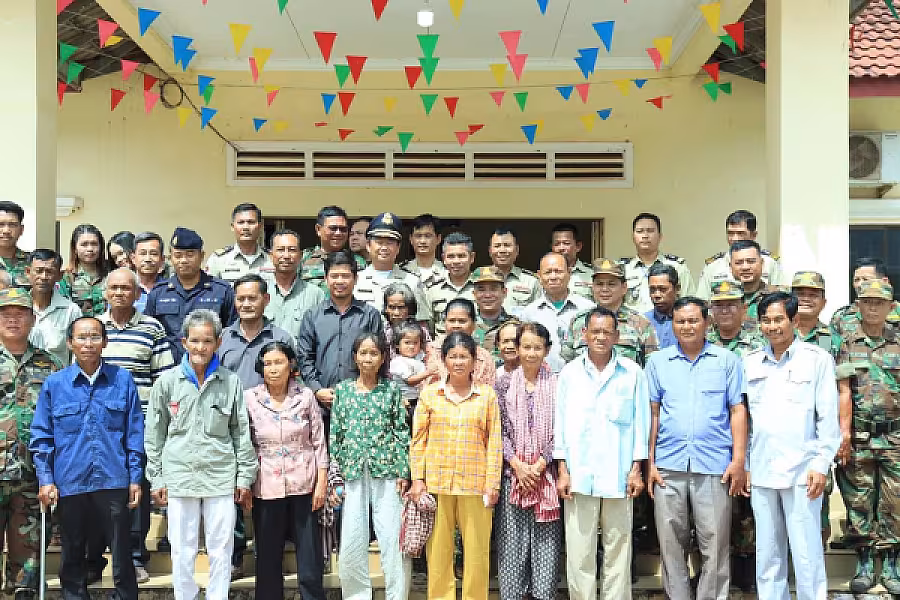 លោកឧត្តមសេនីយ៍ត្រី ជួន សុភ័ក្រ មេបញ្ជាការតំបន់ប្រតិបត្តិការសឹករងកោះកុងបានដឹកនាំក្រុមការងារ ស.អ.ក ថ្នាក់ខេត្ត ស្រុក និងឃុំទាំង៦ នៃស្រុកស្រែអំបិល ចុះសួរសុខទុក្ខបងប្អូនអតីតយុទ្ធជន - Image 7