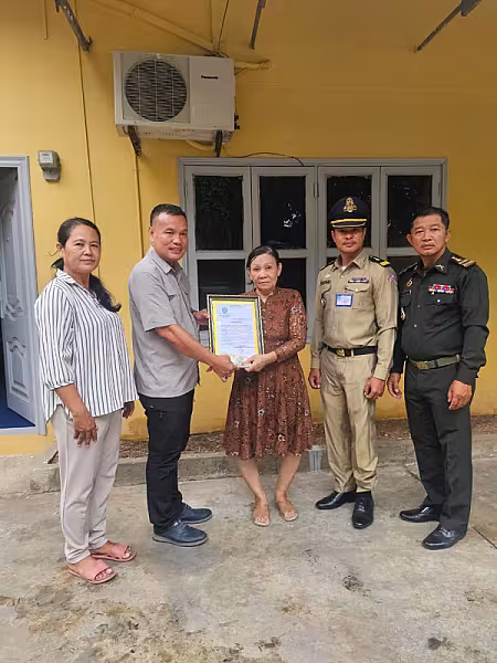 គណៈកម្មាធិការសមាគមអតីតយុទ្ធជនកម្ពុជារាជធានីភ្នំពេញ បានចុះសួរសុខទុក្ខប្រគល់ថវិកាបេឡាមរណសង្គ្រោះ ជូនគ្រួសារសពសមាជិកសមាគមចំនួន ១០គ្រួសារ - Image 7