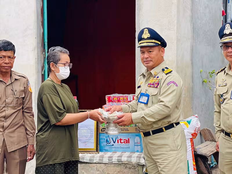  លោក វរសេនីយ៍ឯក ជឹម ស៊ីថា ជូនគ្រួសារសពសមាជិកសមាគមចំនួន ០៣គ្រួសារ ដោយក្នុងមួយគ្រួសារទទួលបានថវិកា ៤,០០០,០០០រៀល - Image 2