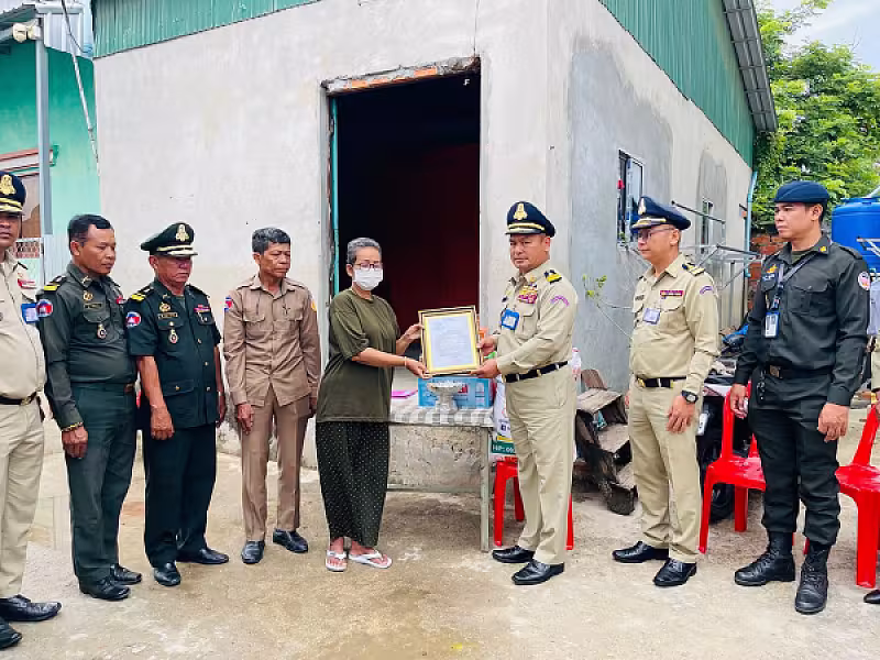  លោក វរសេនីយ៍ឯក ជឹម ស៊ីថា ជូនគ្រួសារសពសមាជិកសមាគមចំនួន ០៣គ្រួសារ ដោយក្នុងមួយគ្រួសារទទួលបានថវិកា ៤,០០០,០០០រៀល - Image 3