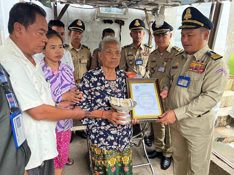  លោក វរសេនីយ៍ឯក ជឹម ស៊ីថា ជូនគ្រួសារសពសមាជិកសមាគមចំនួន ០៣គ្រួសារ ដោយក្នុងមួយគ្រួសារទទួលបានថវិកា ៤,០០០,០០០រៀល - Image 5