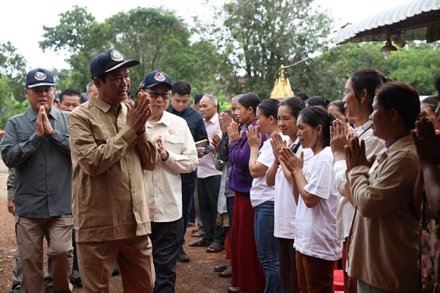 ឯកឧត្តមកិត្តិសង្គហបណ្ឌិត គន់ គីម អញ្ជើញគោរពវិញ្ញានក្ខន្ធសពវីរកងទ័ពពលី ព្រិន្ទបាលឯក សយ ប្រុស ក្នុងខេត្តឧត្តរមានជ័យ