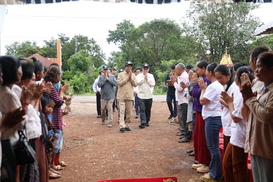 ឯកឧត្តមកិត្តិសង្គហបណ្ឌិត គន់ គីម អញ្ជើញគោរពវិញ្ញានក្ខន្ធសពវីរកងទ័ពពលី ព្រិន្ទបាលឯក សយ ប្រុស ក្នុងខេត្តឧត្តរមានជ័យ - Image 2