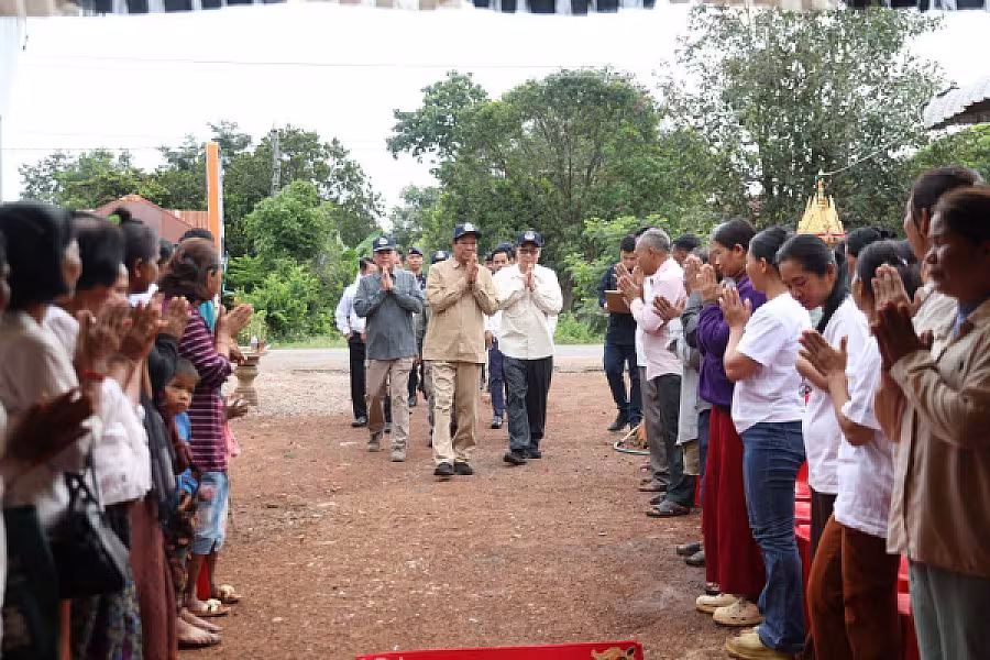 ឯកឧត្តមកិត្តិសង្គហបណ្ឌិត គន់ គីម អញ្ជើញគោរពវិញ្ញានក្ខន្ធសពវីរកងទ័ពពលី ព្រិន្ទបាលឯក សយ ប្រុស ក្នុងខេត្តឧត្តរមានជ័យ - Image 2