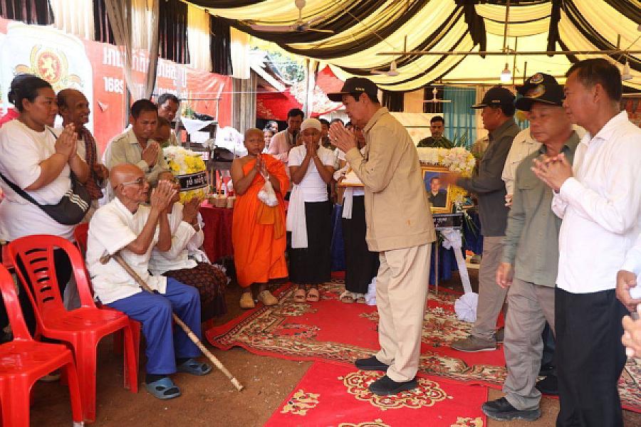 ឯកឧត្តមកិត្តិសង្គហបណ្ឌិត គន់ គីម អញ្ជើញគោរពវិញ្ញានក្ខន្ធសពវីរកងទ័ពពលី ព្រិន្ទបាលឯក សយ ប្រុស ក្នុងខេត្តឧត្តរមានជ័យ - Image 3