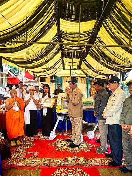 ឯកឧត្តមកិត្តិសង្គហបណ្ឌិត គន់ គីម អញ្ជើញគោរពវិញ្ញានក្ខន្ធសពវីរកងទ័ពពលី ព្រិន្ទបាលឯក សយ ប្រុស ក្នុងខេត្តឧត្តរមានជ័យ - Image 4