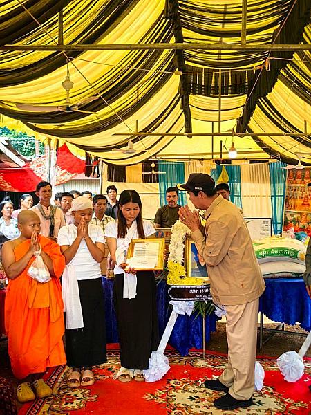 ឯកឧត្តមកិត្តិសង្គហបណ្ឌិត គន់ គីម អញ្ជើញគោរពវិញ្ញានក្ខន្ធសពវីរកងទ័ពពលី ព្រិន្ទបាលឯក សយ ប្រុស ក្នុងខេត្តឧត្តរមានជ័យ - Image 5