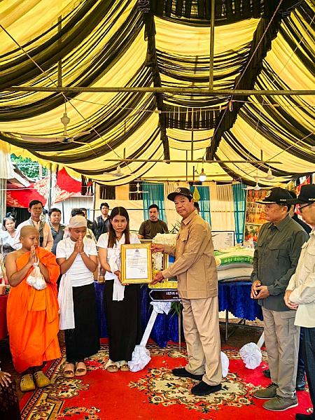 ឯកឧត្តមកិត្តិសង្គហបណ្ឌិត គន់ គីម អញ្ជើញគោរពវិញ្ញានក្ខន្ធសពវីរកងទ័ពពលី ព្រិន្ទបាលឯក សយ ប្រុស ក្នុងខេត្តឧត្តរមានជ័យ - Image 6