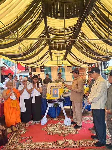 ឯកឧត្តមកិត្តិសង្គហបណ្ឌិត គន់ គីម អញ្ជើញគោរពវិញ្ញានក្ខន្ធសពវីរកងទ័ពពលី ព្រិន្ទបាលឯក សយ ប្រុស ក្នុងខេត្តឧត្តរមានជ័យ - Image 7