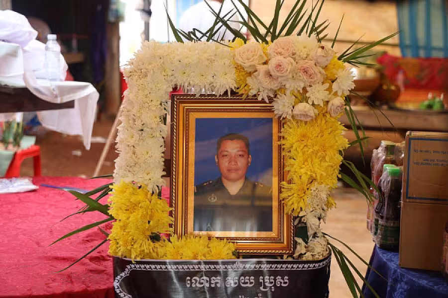 ឯកឧត្តមកិត្តិសង្គហបណ្ឌិត គន់ គីម អញ្ជើញគោរពវិញ្ញានក្ខន្ធសពវីរកងទ័ពពលី ព្រិន្ទបាលឯក សយ ប្រុស ក្នុងខេត្តឧត្តរមានជ័យ - Image 8