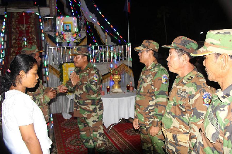 លោកវរសេនីយ៍ឯក ពិនមុនី ប៊ុនធឿន  បានអញ្ជើញចូលរួមគោរពវិញ្ញាណក្ខន្ធ និងរំលែកមរណទុក្ខដ៏ក្រៀមក្រំបំផុត ជាមួយក្រុមគ្រួសារ សពលោកនាយចំណង់ ម៉ៅ ស៊ា - Image 2