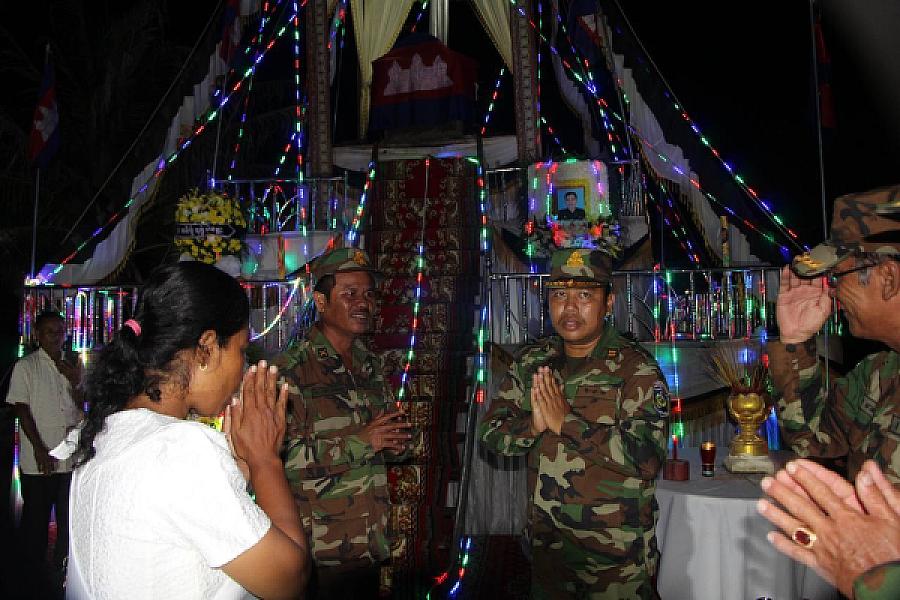 លោកវរសេនីយ៍ឯក ពិនមុនី ប៊ុនធឿន  បានអញ្ជើញចូលរួមគោរពវិញ្ញាណក្ខន្ធ និងរំលែកមរណទុក្ខដ៏ក្រៀមក្រំបំផុត ជាមួយក្រុមគ្រួសារ សពលោកនាយចំណង់ ម៉ៅ ស៊ា - Image 3