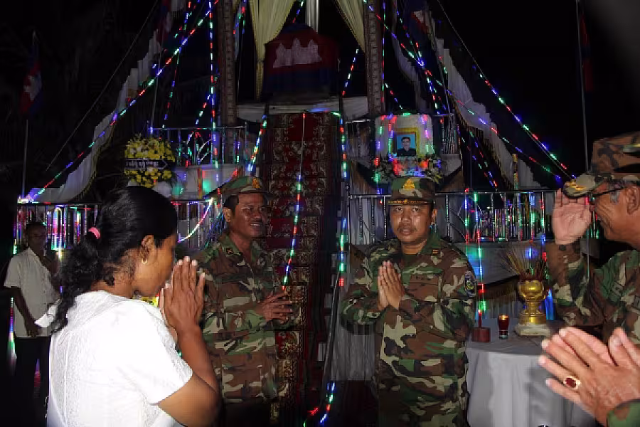 លោកវរសេនីយ៍ឯក ពិនមុនី ប៊ុនធឿន  បានអញ្ជើញចូលរួមគោរពវិញ្ញាណក្ខន្ធ និងរំលែកមរណទុក្ខដ៏ក្រៀមក្រំបំផុត ជាមួយក្រុមគ្រួសារ សពលោកនាយចំណង់ ម៉ៅ ស៊ា - Image 3